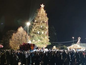  Ιωάννινα: Φωταγωγήθηκε το Χριστουγεννιάτικο Δέντρο
