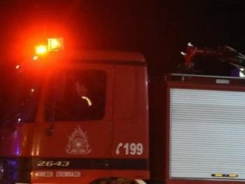 ΙΧ εγκλωβίστηκε στα νερά - Επιχείρηση της ΠΥ για την διάσωση του οδηγού