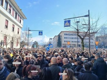 Λαοθάλασσα στα Γιάννινα για τα Τέμπη και τις 57 ψυχές που χάθηκαν άδικα