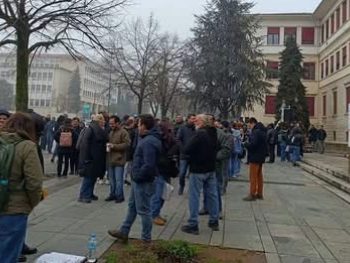 Ιωάννινα: Η πλατεία γεμίζει από νωρίς