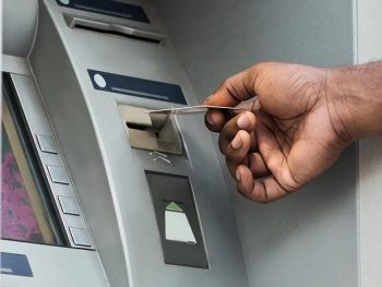 Παρίστανε τον λογιστή και του άδειασε την κάρτα 