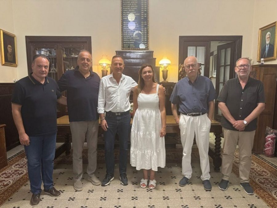 Mε τον Διευθυντή του Ζωγράφειου Λυκείου - Γυμνασίου της Κωνσταντινούπολης o Δήμαρχος Ιωαννίνων