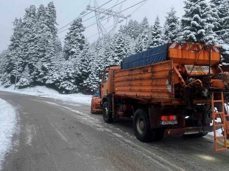 Δέκα μηχανήματα στα ορεινά για αποχιονισμό και αλάτι