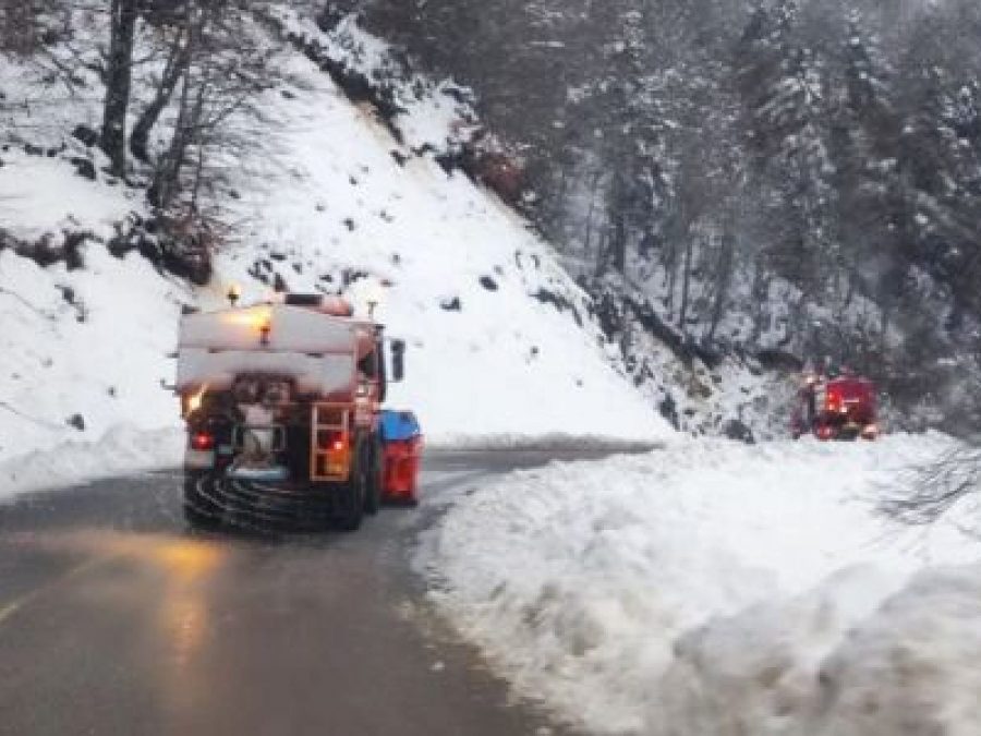 Χιόνια στα ορεινά της Ηπείρου - 13 αποχιονιστικά στους δρόμους
