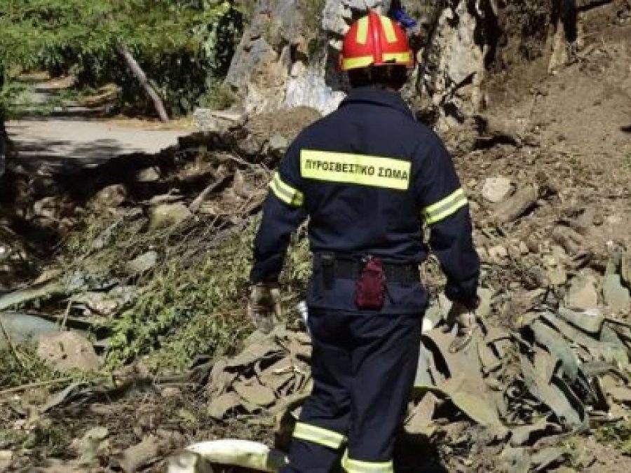 Επιχείρηση από την Πυροσβεστική για την μεταφορά γυναίκας