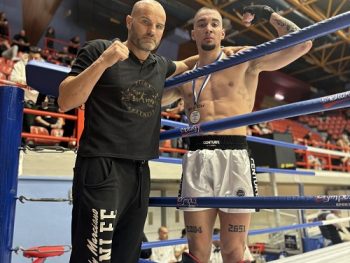 Με το χρυσό στο στήθος ο Γιάννης Τσόγκας του Tiger Boxing Club