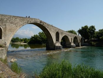 Χωρίς τις αισθήσεις ανασύρθηκαν δύο παιδιά από τον Άραχθο