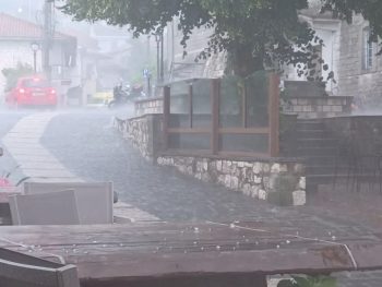 Ισχυρές καταιγίδες χτυπούν το λεκανοπέδιο και τα ορεινά