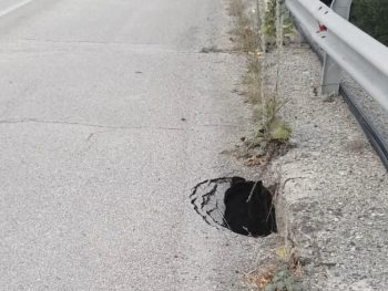 Τεράστια τρύπα σε γέφυρα της Εθνικής Ιωαννίνων – Κοζάνης