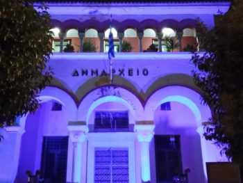 Φωταγωγήθηκε το Δημαρχείο 