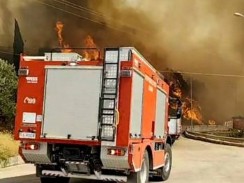Σε εξέλιξη η φωτιά στη Βρυσούλα Πρέβεζας - Μήνυμα από112 για εκκένωση 
