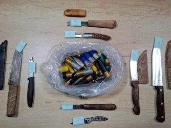 Συνελήφθη με μαχαίρια και φυσίγγια