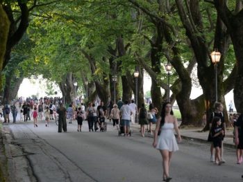 Η παραλίμνια βόλτα ελεύθερη από αυτοκίνητα κάθε Κυριακή μέχρι το τέλος Σεπτεμβρίου