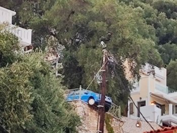 Πάργα: Αυτοκίνητο εξετράπη και σταμάτησε λίγο πριν βρεθεί στο κενό