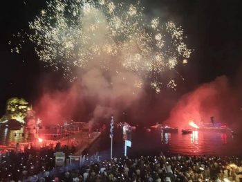 «Παργινά» 2025: Αναβίωσε η ιστορική επιστροφή με βαρκαρόλα και πυροτεχνήματα