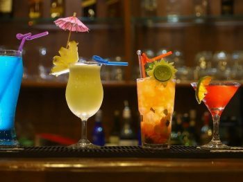 Σέρβιραν αλκοόλ σε ανήλικες