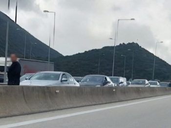 ΙΧ έπεσε στις μπάρες στην Εγνατία Οδό
