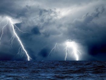 Ιωάννινα: Κεραυνός έπεσε σε τριώροφη οικοδομή στους Αμπελοκήπους