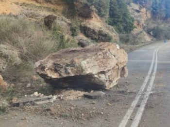 Πτώση βράχων στην επαρχιακή οδό Ιωαννίνων–Δερβιζιάνων