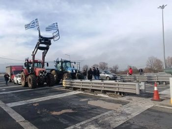 Οι αγρότες συνεχίζουν τα μπλόκα- Κλείνουν εθνικές οδούς και τελωνεία