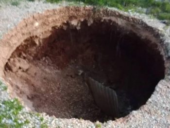 Μεγάλη τρύπα κοντά στον κόμβο Μπιζανίου προκαλεί ανησυχία στους κατοίκους