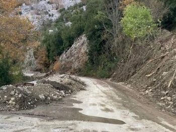 Αρκετές οι λακκούβες στους δρόμους από την κακοκαιρία-Συστάσεις στους οδηγούς 