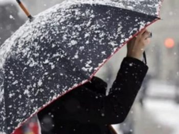 Νιφάδες χιονιού και στο κέντρο των Ιωαννίνων