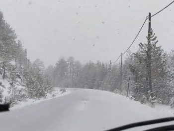Αλάτι για τον παγετό και προετοιμασία για χιόνια τις επόμενες ώρες