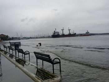 Στεριά και θάλασσα έγιναν ένα στην παραλία της Πρέβεζας