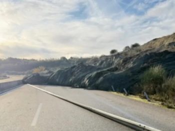 Μεγάλη κατολίσθηση στην Ιόνια - Έκλεισε ο αυτοκινητόδρομος