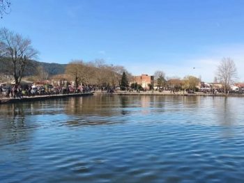 Πλήθος κόσμου στην παραλίμνιο και συνεχή δρομολόγια προς το Νησί