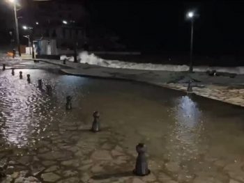 Κύματα και δυνατοί άνεμοι σάρωσαν τα Σύβοτα