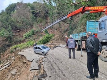 Τζουμέρκα: ΙΧ κινδύνευσε να παρασυρθεί από την καθίζηση που «έκοψε» τον δρόμο