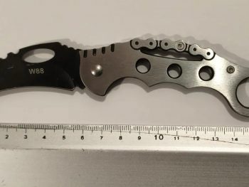 Συλλήψεις για μαχαίρι καραμπίτ