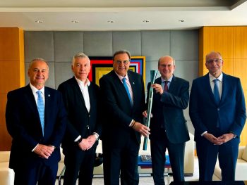 H Oλυμπιακή Δάδα στον Αντιπρόεδρο της Κυβέρνησης Κωστή Χατζηδάκη 