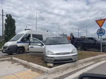 Τροχαίο στον κόμβο του Πανηπειρωτικού- «Πτήση» πάνω στη νησίδα