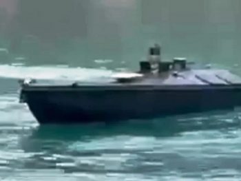 Θρίλερ στο Ιόνιο: Ψαράδες βρήκαν μυστηριώδες μαύρο σκάφος