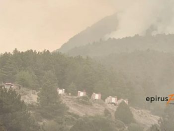 Εικόνες αποκάλυψης στην Κόνιτσα – Η φωτιά καίει ανεξέλεγκτα 