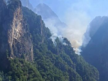 Φωτιά στην Τραπεζίτσα: Δύο ελικόπτερα επιχειρούν στη χαράδρα του Αώου