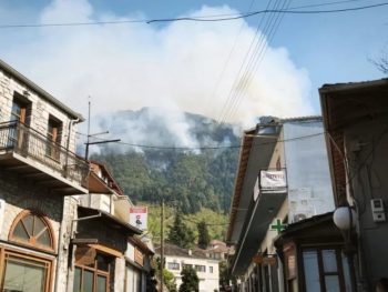Κόνιτσα: Απειλητικό το πύρινο μέτωπο – Μάχη να μην φτάσουν οι φλόγες στην πόλη