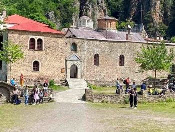Ακυρώνονται οι λατρευτικές εκδηλώσεις στη Μονή Στομίου Κόνιτσας λόγω της μεγάλης πυρκαγιάς