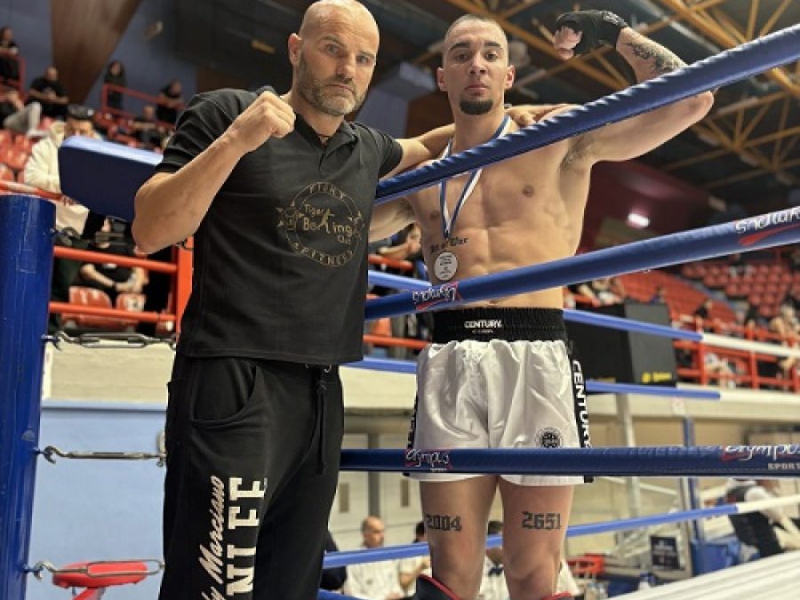 Με το χρυσό στο στήθος ο Γιάννης Τσόγκας του Tiger Boxing Club
