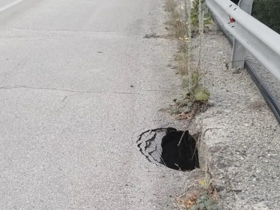 Τεράστια τρύπα σε γέφυρα της Εθνικής Ιωαννίνων – Κοζάνης