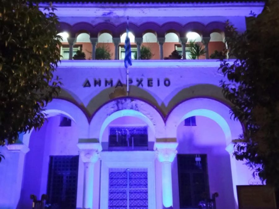 Φωταγωγήθηκε το Δημαρχείο 