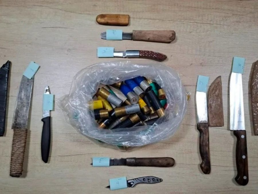 Συνελήφθη με μαχαίρια και φυσίγγια