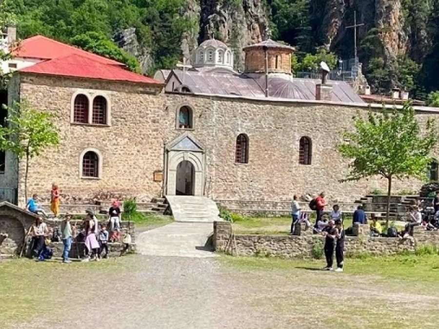 Μονή Στομίου: Πέντε άτομα μεταφέρθηκαν από την Πυροσβεστική σε τρεις επιχειρήσεις