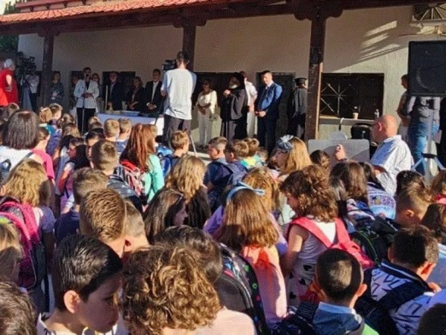 Επιστροφή στα θρανία με αγιασμούς και ευχές