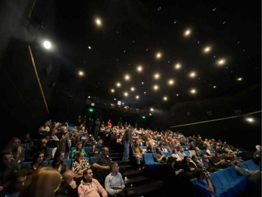 Η “Άπειρη Γη” ταξιδεύει – Το Πωγώνι φωτίζεται στο φως του κινηματογράφου