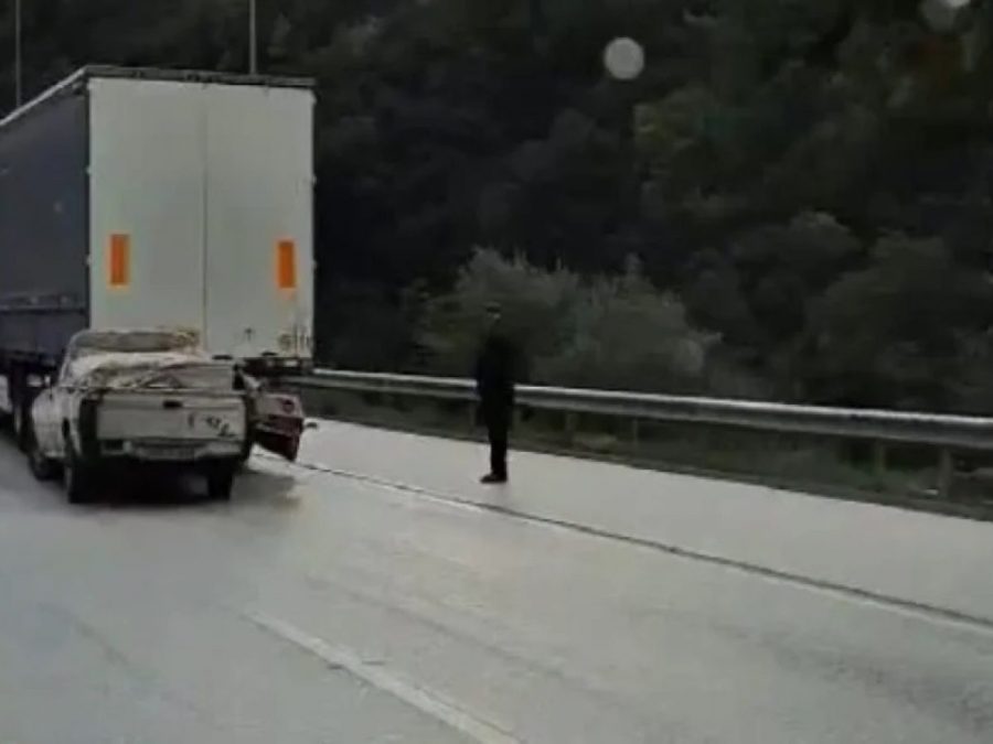 Αγροτικό προσέκρουσε σε φορτηγό στην Εγνατία Οδό