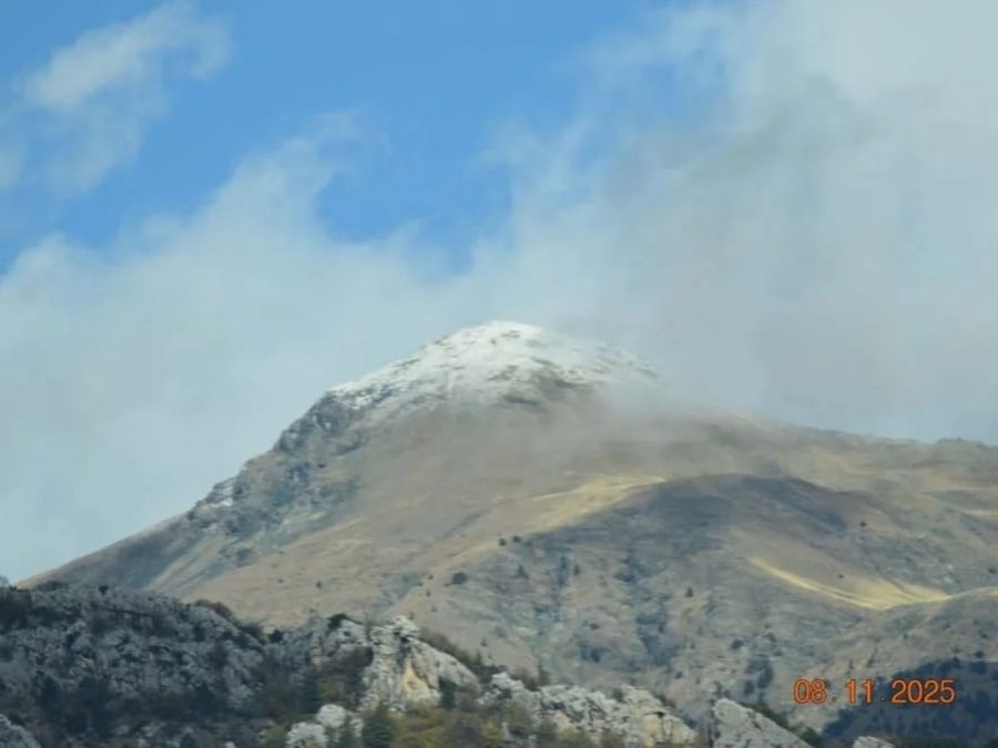 Άσπρισε η κορυφή του Σμόλικα